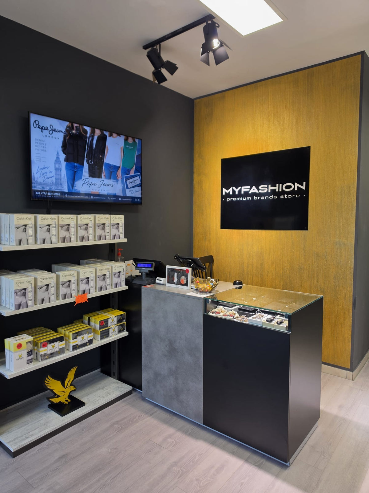 Ingresso e cassa del negozio MYFASHION premium brands store a Casalserugo (PD)