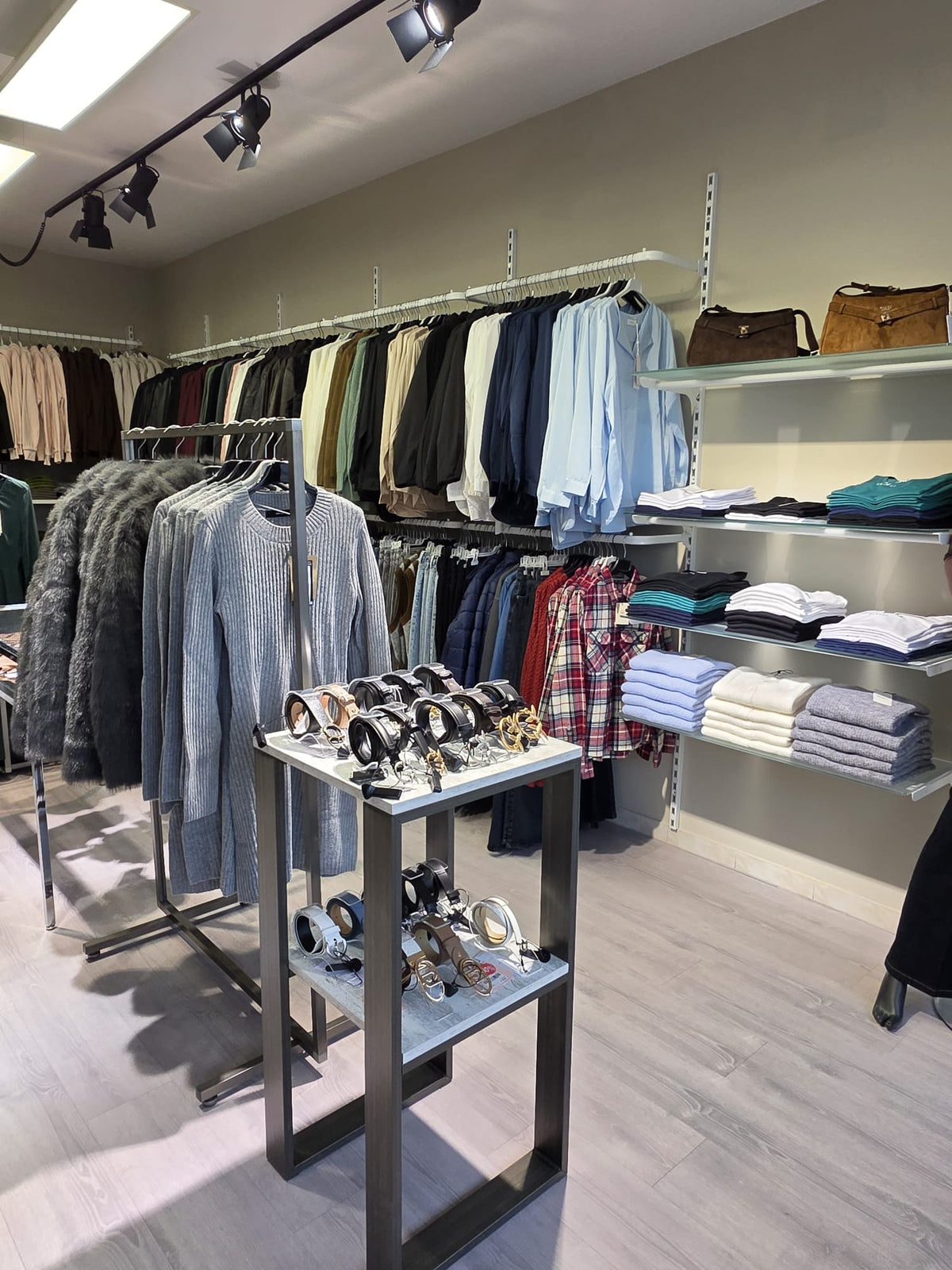 Reparto donna del negozio MYFASHION: capispalla, camicie e accessori