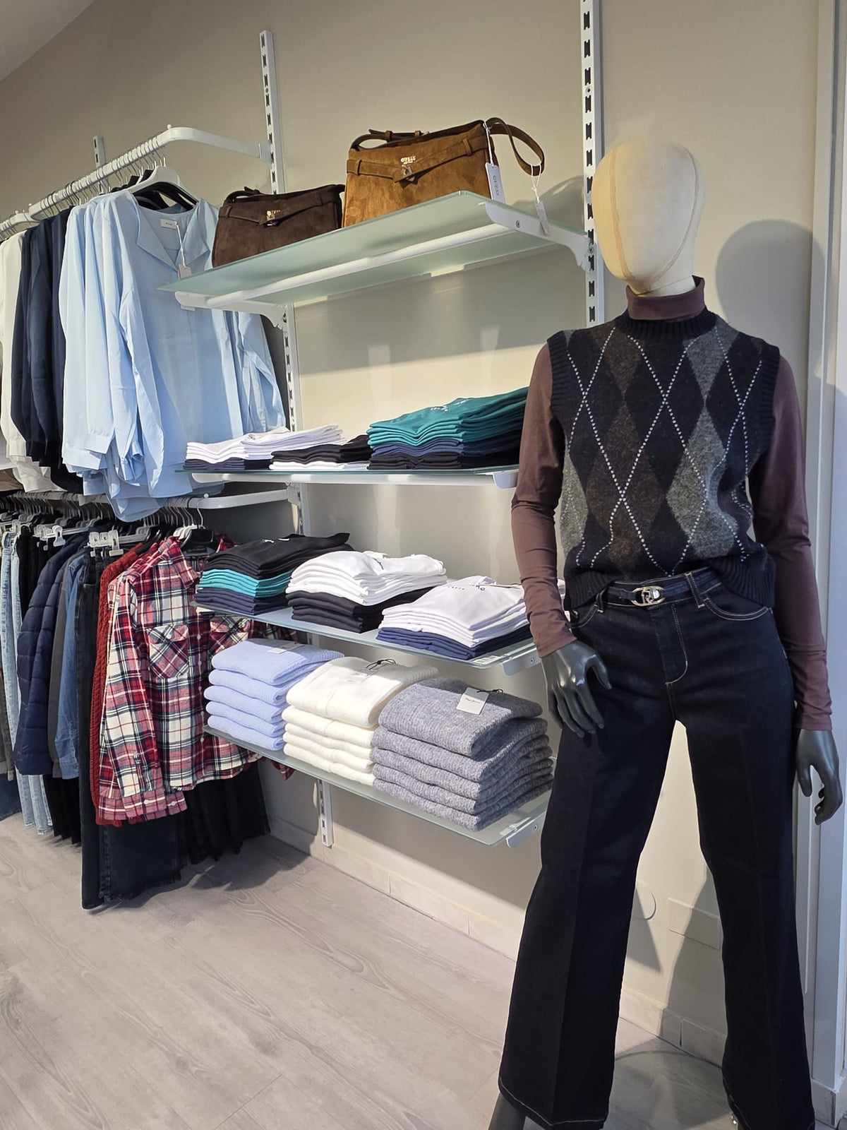 Look donna in negozio MYFASHION con gilet in maglia e jeans a zampa