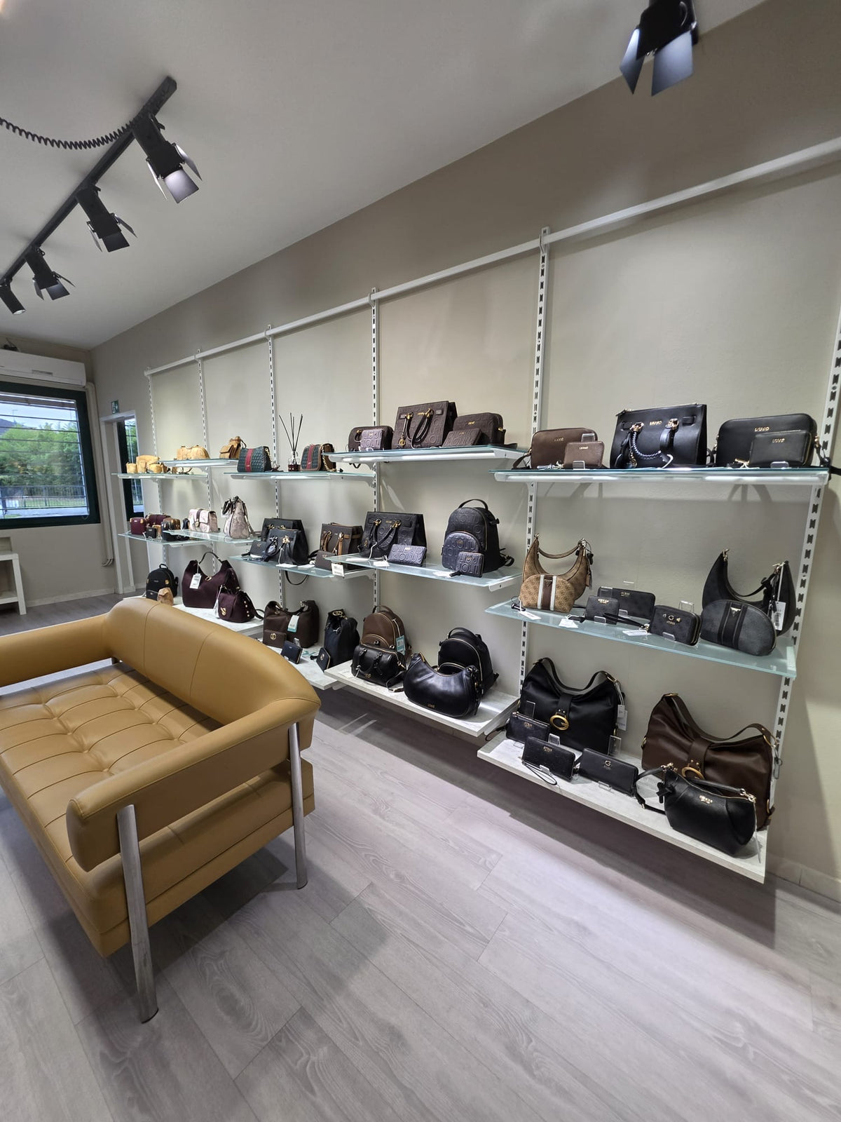 Parete borse Liu Jo e Guess nel negozio MYFASHION