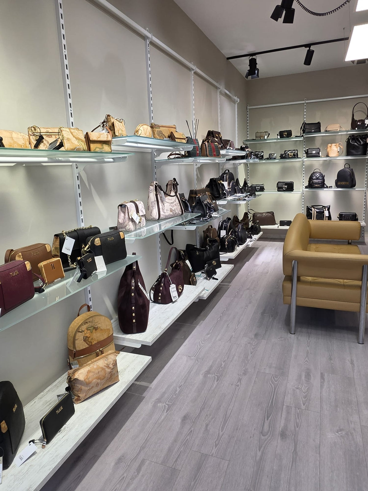 Borse Alviero Martini Prima Classe esposte nel negozio MYFASHION
