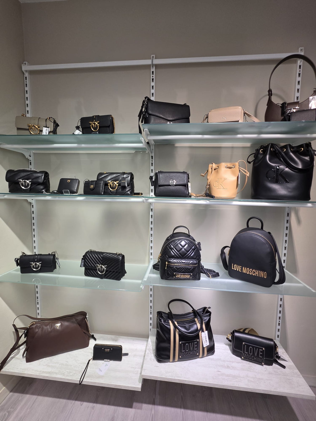 Borse Pinko, Love Moschino, Calvin Klein e Armani Exchange nel negozio MYFASHION