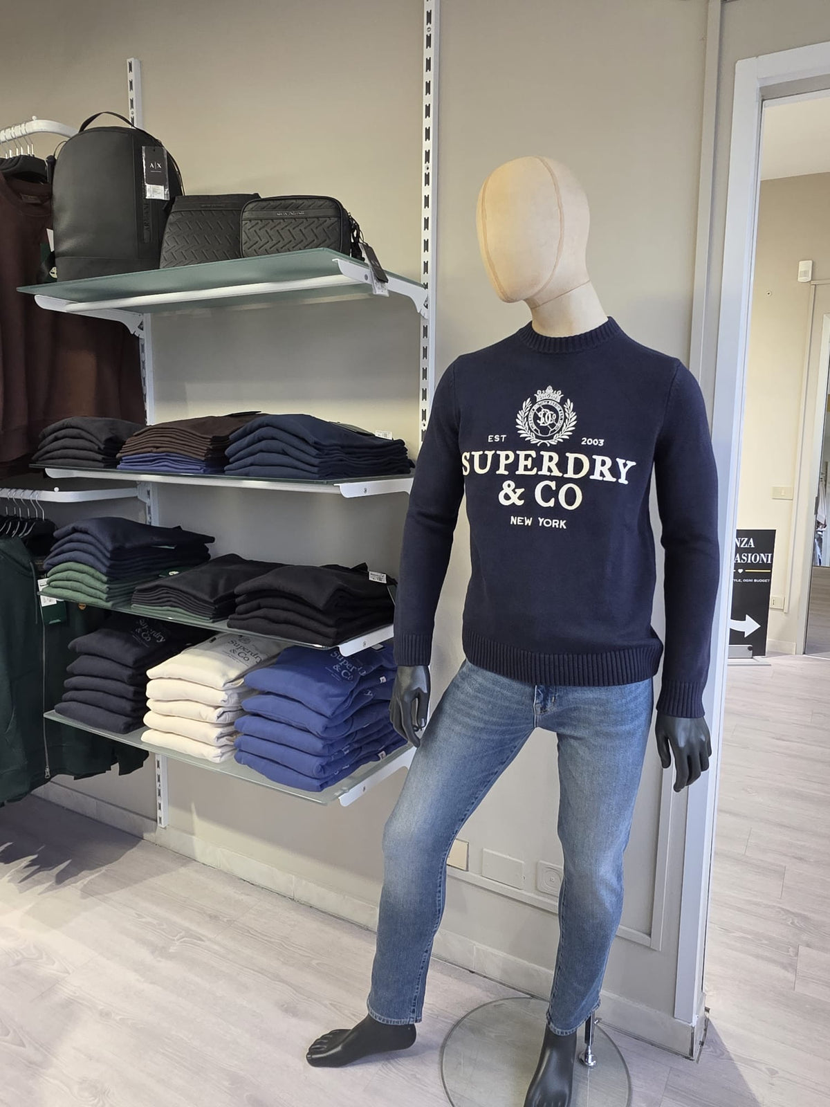 Look uomo Superdry con maglione e jeans nel negozio MYFASHION