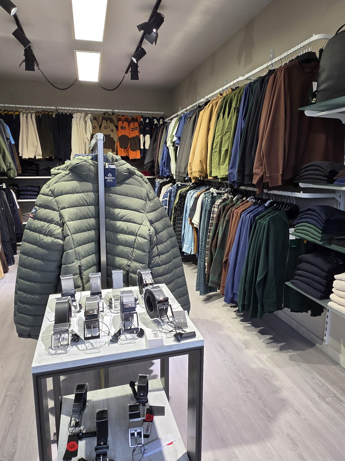 Reparto uomo del negozio MYFASHION: piumini, felpe e cinture
