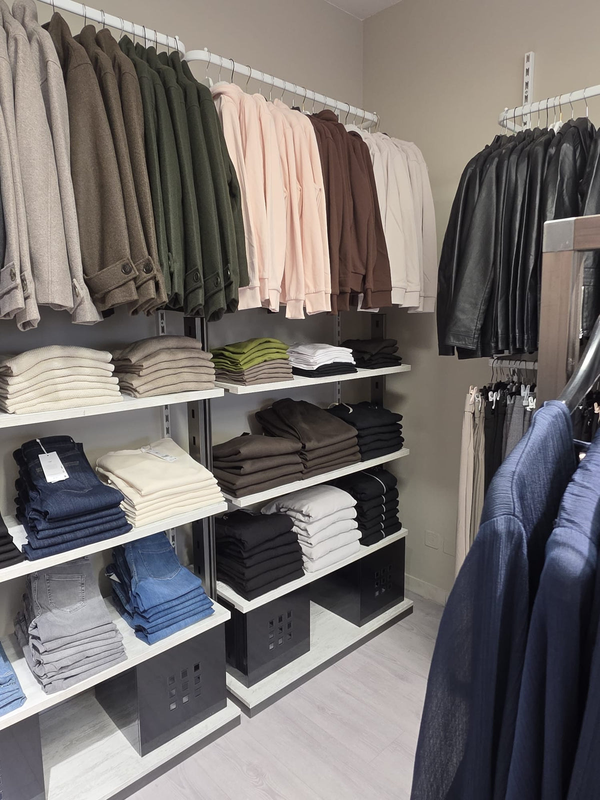 Reparto uomo del negozio MYFASHION: giacche, maglieria e jeans