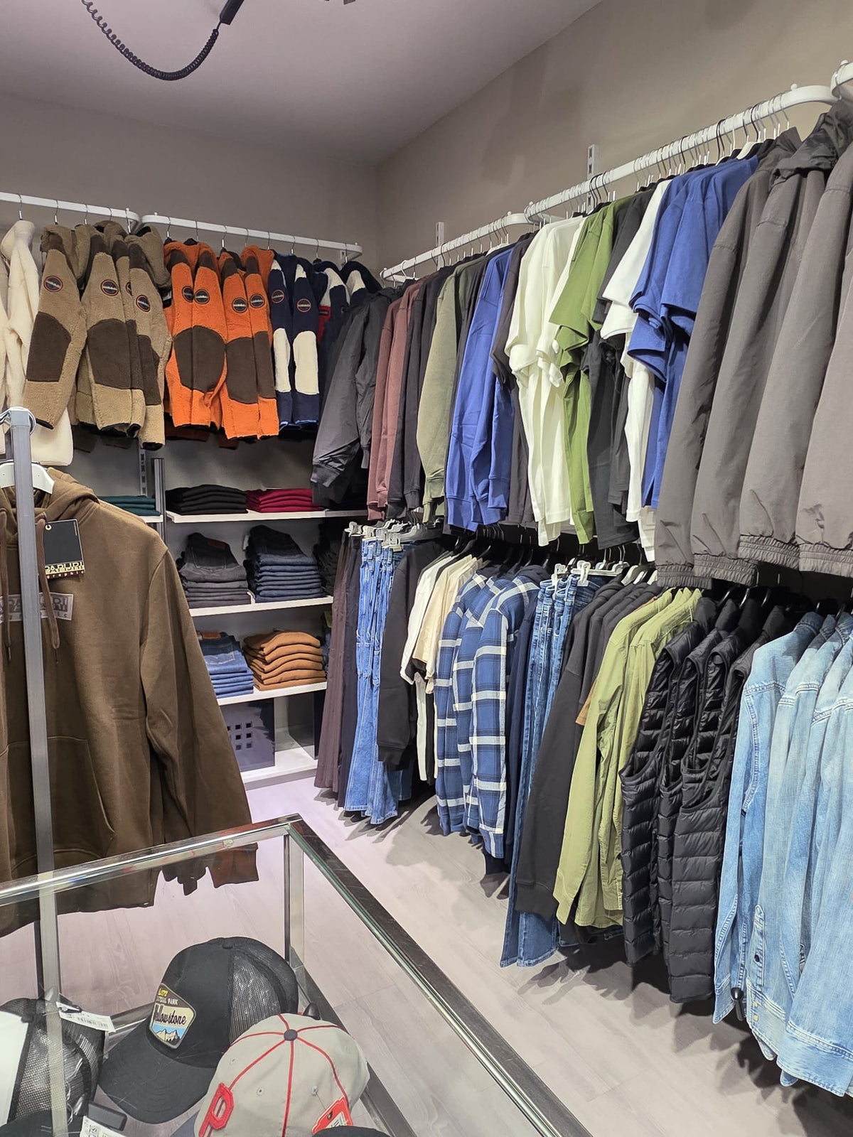 Pile Napapijri, camicie e jeans uomo nel negozio MYFASHION
