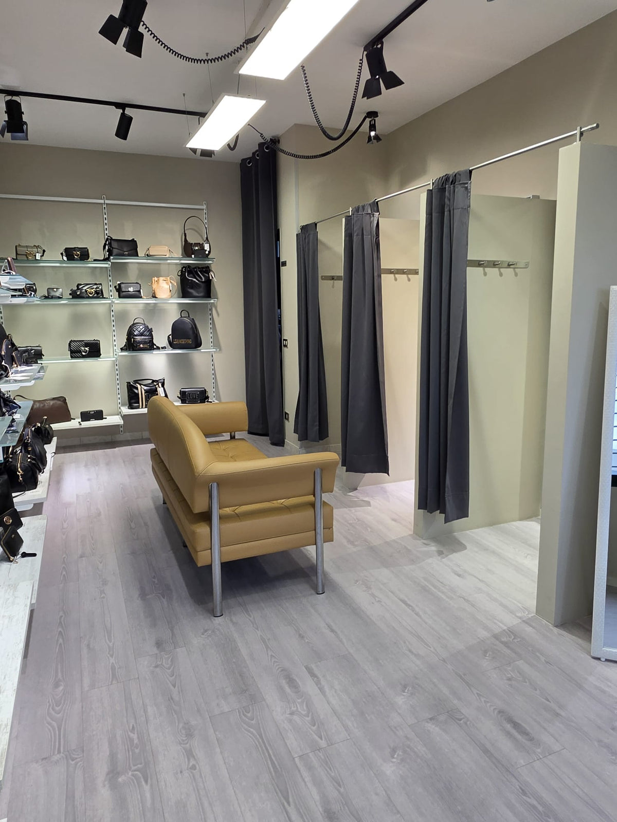 Camerini e area relax del negozio MYFASHION