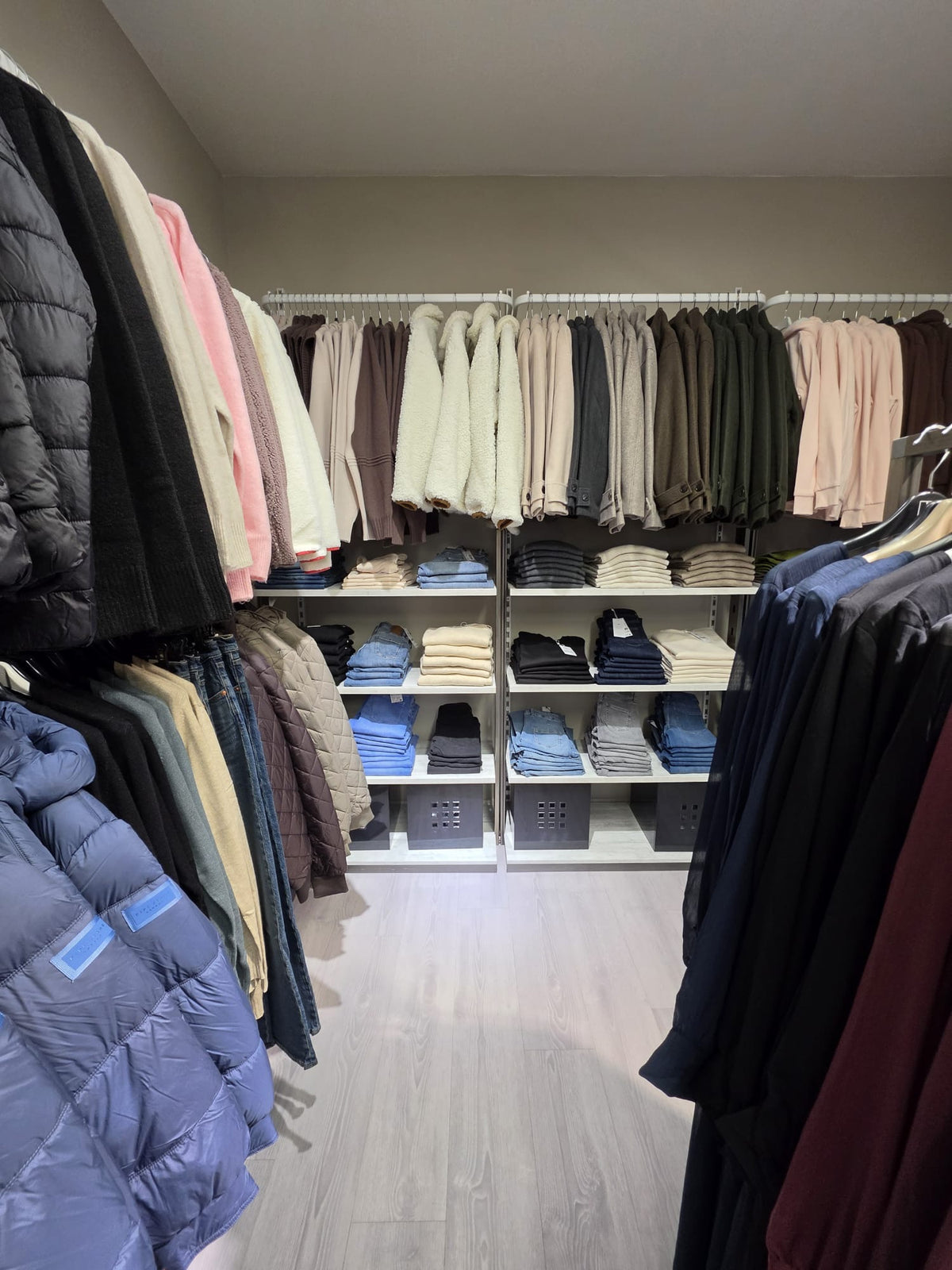 Cappotti, giacche teddy e jeans donna nel negozio MYFASHION