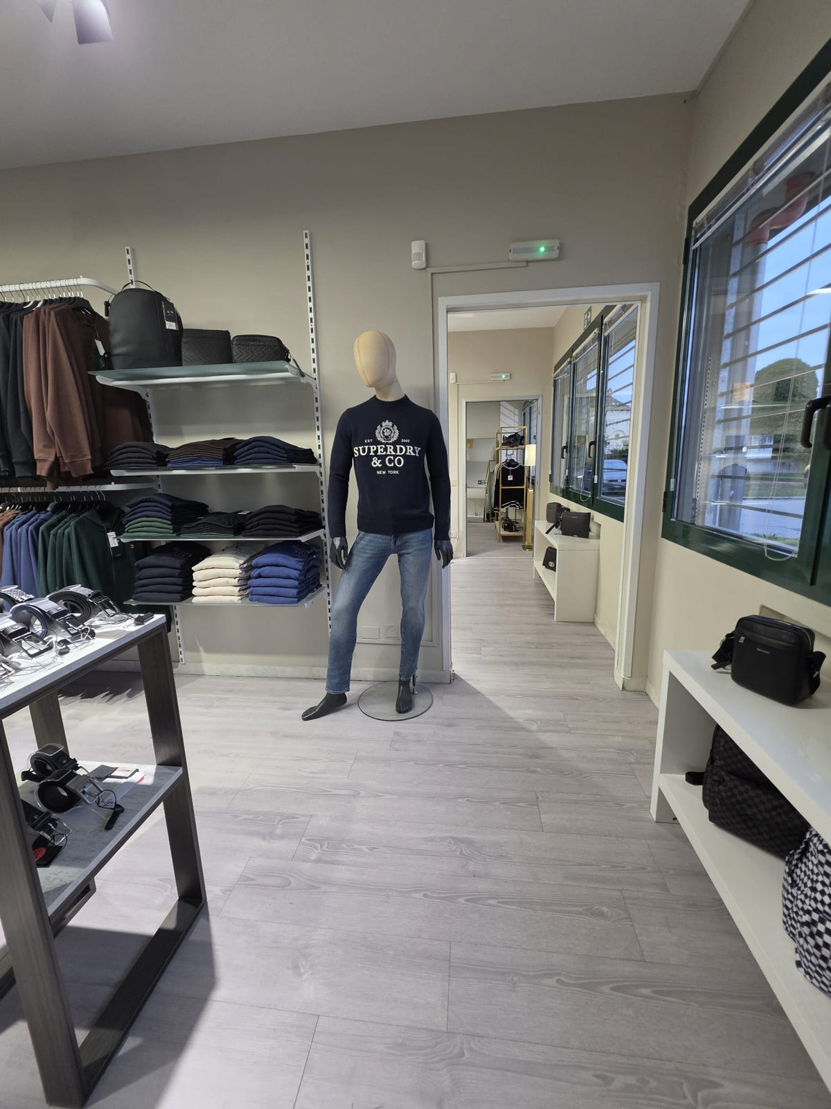 Il reparto uomo del negozio MYFASHION con il look Superdry in vetrina
