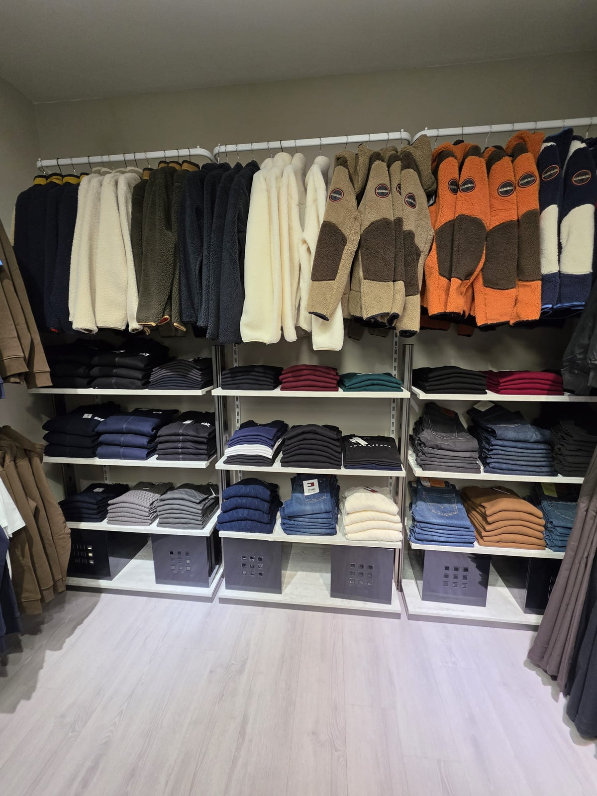 Pile Napapijri, felpe EA7, Tommy Jeans e jeans Levi's uomo nel negozio MYFASHION