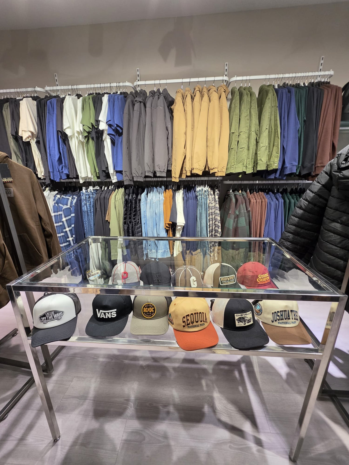 Cappellini Vans e da baseball esposti nel negozio MYFASHION